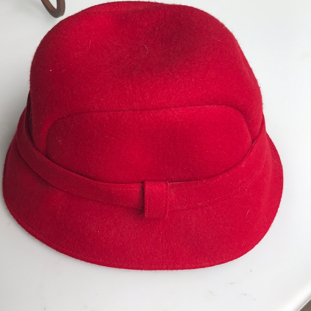 Red Women's Cloche Hat - Classic Design- 100/% Wool